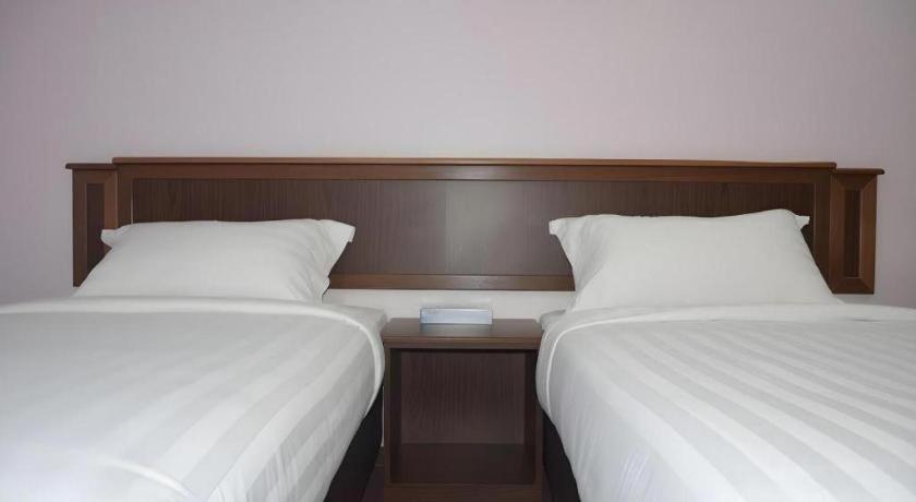 Id Hotel Yayasan Segamat Exterior foto